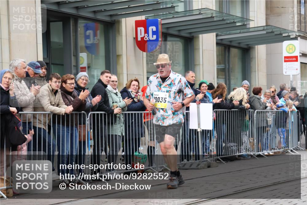 05.10.2025 - 20. swb-Marathon Bremen Strokosch-Dieckow http://msf.ph/oto/9282552 05.10.2025 11:22:06 Ziel 9513, 10035, 10700, 9513, 10035, 10700 meine-sportfotos.de