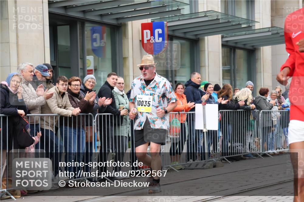 05.10.2025 - 20. swb-Marathon Bremen Strokosch-Dieckow http://msf.ph/oto/9282567 05.10.2025 11:22:06 Ziel 9513, 10035, 10700, 9513, 10035, 10700 meine-sportfotos.de