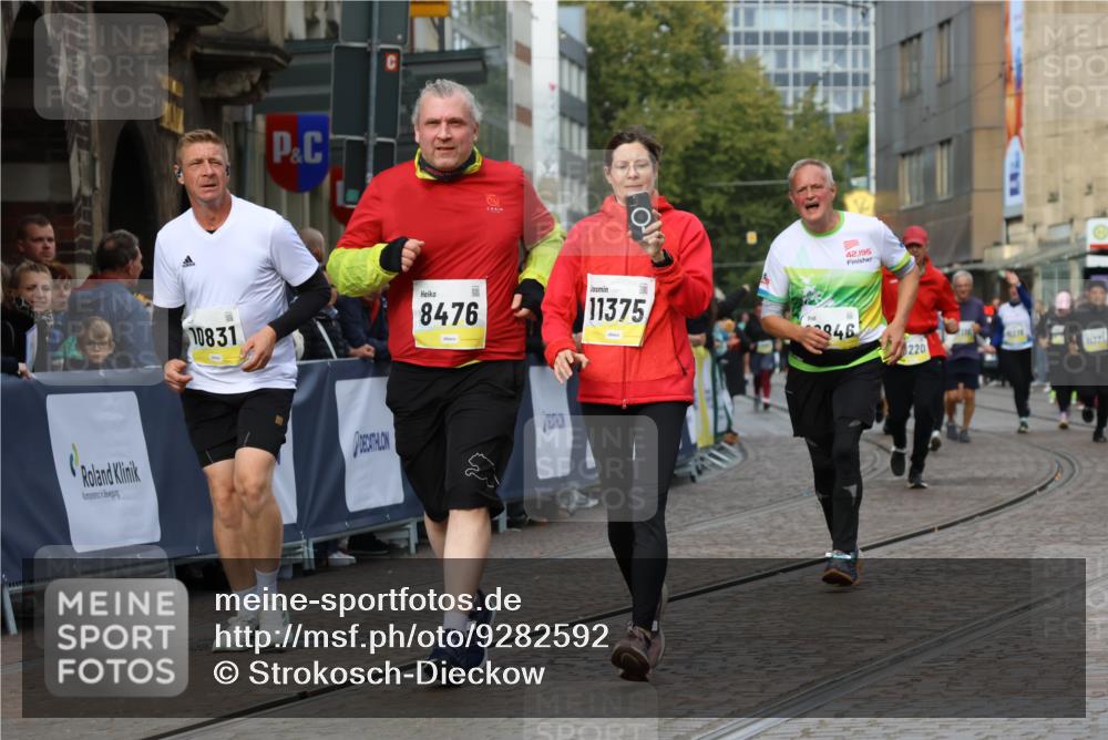05.10.2025 - 20. swb-Marathon Bremen Strokosch-Dieckow http://msf.ph/oto/9282592 05.10.2025 11:15:55 Ziel 8476, 10355, 10831, 10846, 11375 meine-sportfotos.de