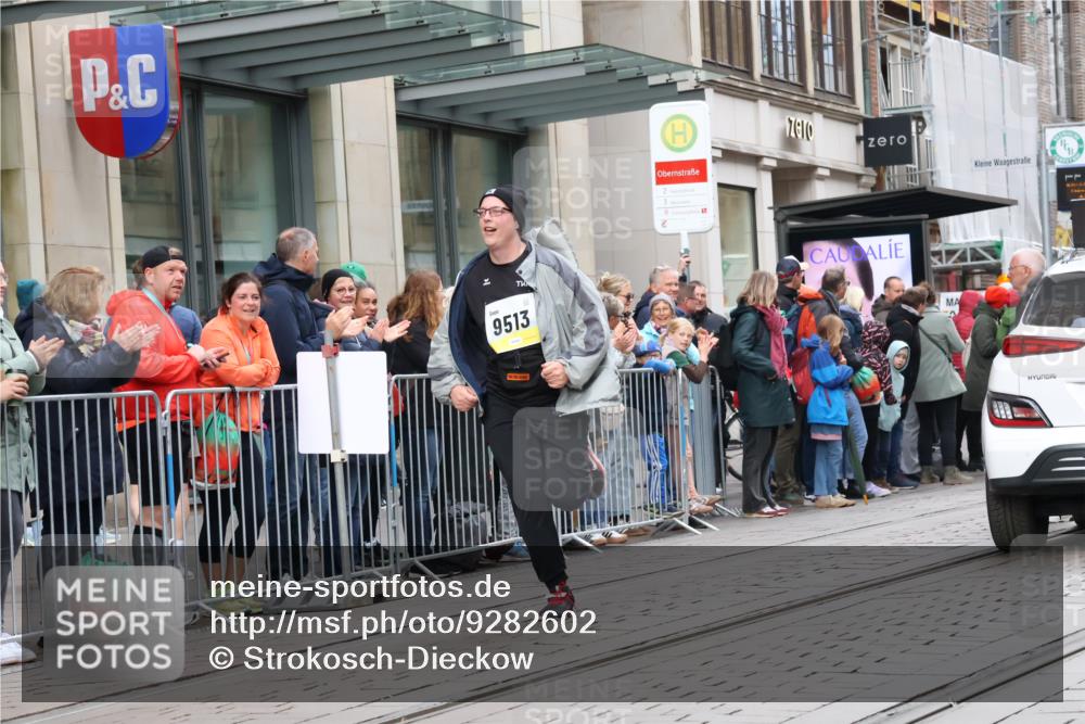 05.10.2025 - 20. swb-Marathon Bremen Strokosch-Dieckow http://msf.ph/oto/9282602 05.10.2025 11:22:13 Ziel 9445, 9513, 9857, 10035, 10700, 9445, 9513, 9857, 10035, 10700 meine-sportfotos.de