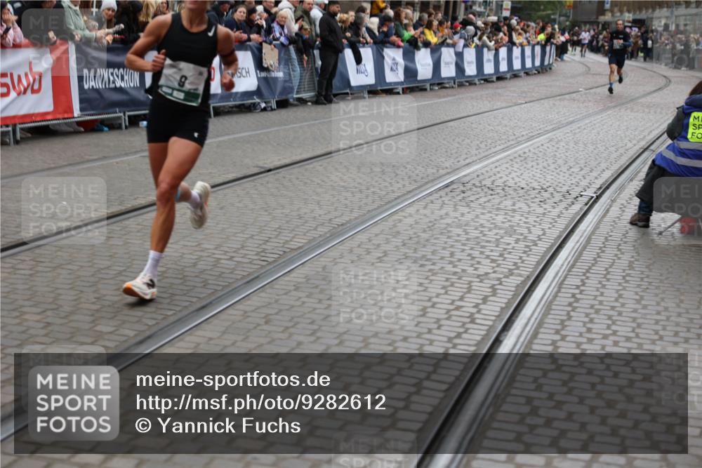05.10.2025 - 20. swb-Marathon Bremen Yannick Fuchs http://msf.ph/oto/9282612 05.10.2025 12:57:57 Ziel 9, 1088, 2168, 2909 meine-sportfotos.de