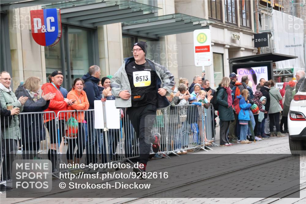 05.10.2025 - 20. swb-Marathon Bremen Strokosch-Dieckow http://msf.ph/oto/9282616 05.10.2025 11:22:13 Ziel 9445, 9513, 9857, 10035, 10700, 9445, 9513, 9857, 10035, 10700 meine-sportfotos.de