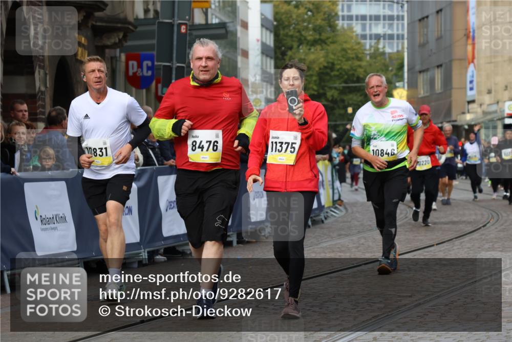 05.10.2025 - 20. swb-Marathon Bremen Strokosch-Dieckow http://msf.ph/oto/9282617 05.10.2025 11:15:55 Ziel 8476, 10355, 10831, 10846, 11375 meine-sportfotos.de