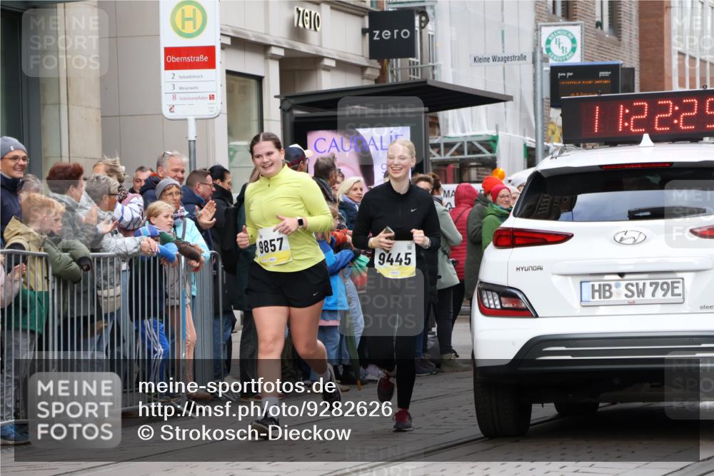 05.10.2025 - 20. swb-Marathon Bremen Strokosch-Dieckow http://msf.ph/oto/9282626 05.10.2025 11:22:25 Ziel 9445, 9857, 10035, 9445, 9857, 10035 meine-sportfotos.de