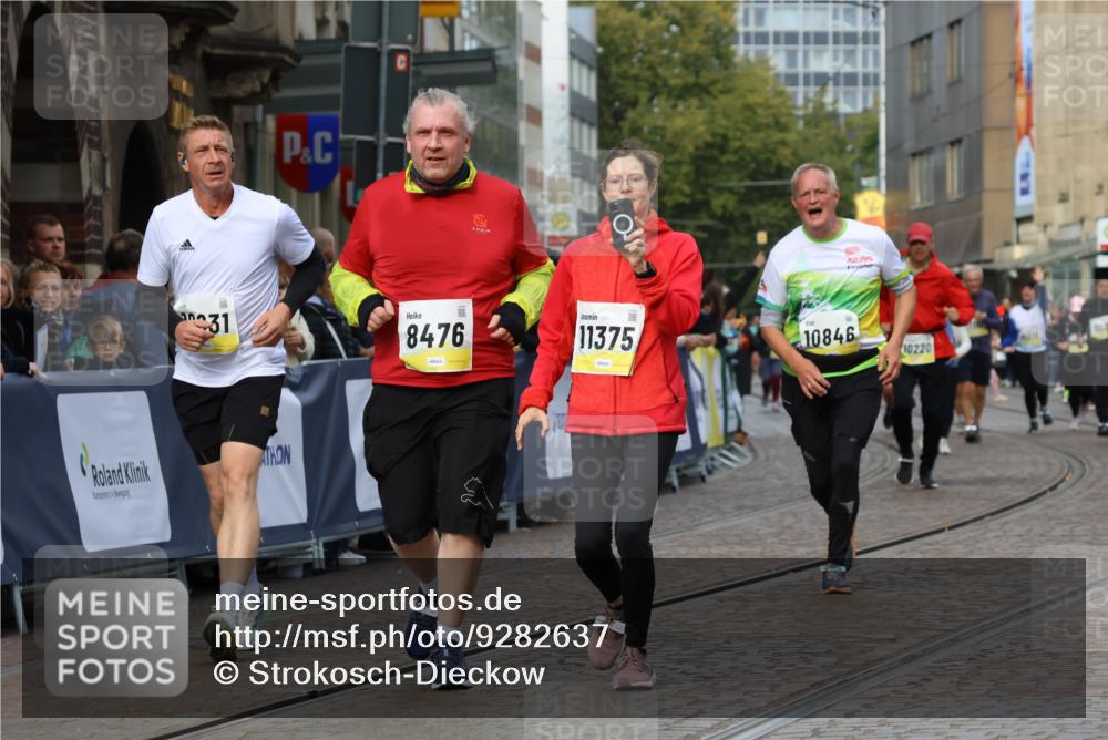 05.10.2025 - 20. swb-Marathon Bremen Strokosch-Dieckow http://msf.ph/oto/9282637 05.10.2025 11:15:55 Ziel 8476, 10355, 10831, 10846, 11375 meine-sportfotos.de