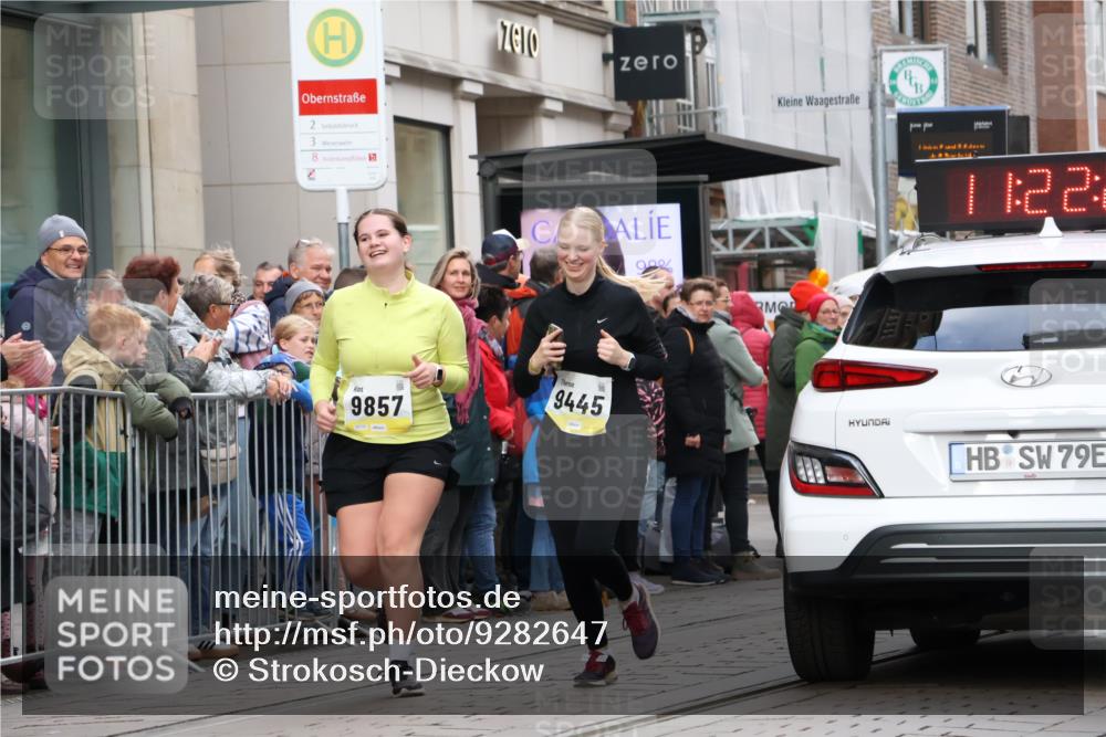 05.10.2025 - 20. swb-Marathon Bremen Strokosch-Dieckow http://msf.ph/oto/9282647 05.10.2025 11:22:25 Ziel 9445, 9857, 10035, 9445, 9857, 10035 meine-sportfotos.de