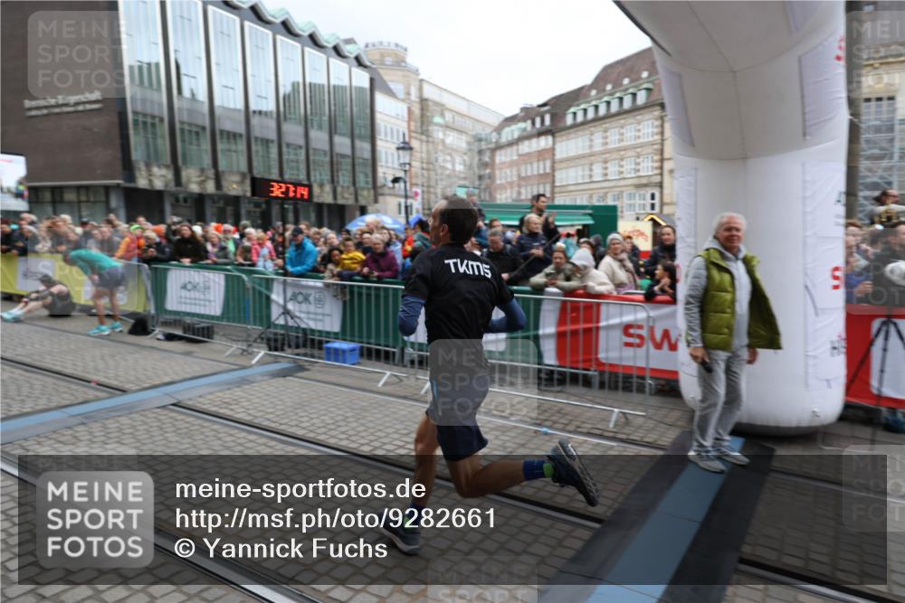05.10.2025 - 20. swb-Marathon Bremen Yannick Fuchs http://msf.ph/oto/9282661 05.10.2025 12:58:03 Ziel 9, 6903 meine-sportfotos.de