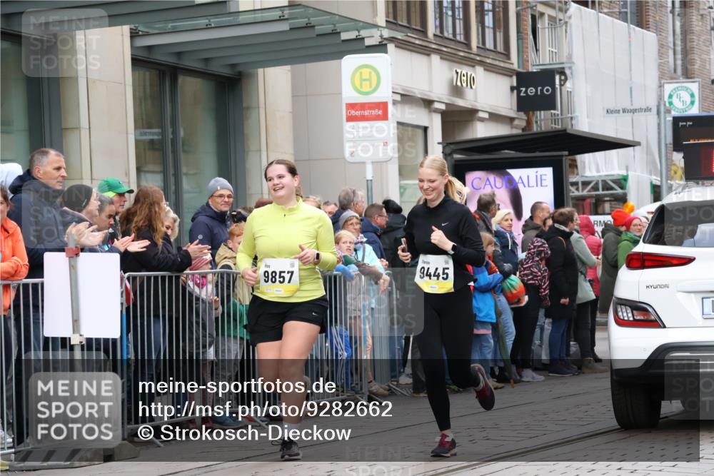 05.10.2025 - 20. swb-Marathon Bremen Strokosch-Dieckow http://msf.ph/oto/9282662 05.10.2025 11:22:26 Ziel 9445, 9857, 10035, 9445, 9857, 10035 meine-sportfotos.de