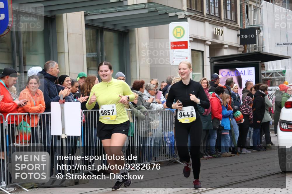 05.10.2025 - 20. swb-Marathon Bremen Strokosch-Dieckow http://msf.ph/oto/9282676 05.10.2025 11:22:26 Ziel 9445, 9857, 10035, 9445, 9857, 10035 meine-sportfotos.de