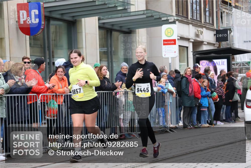 05.10.2025 - 20. swb-Marathon Bremen Strokosch-Dieckow http://msf.ph/oto/9282685 05.10.2025 11:22:27 Ziel 9445, 9857, 10035, 9445, 9857, 10035 meine-sportfotos.de