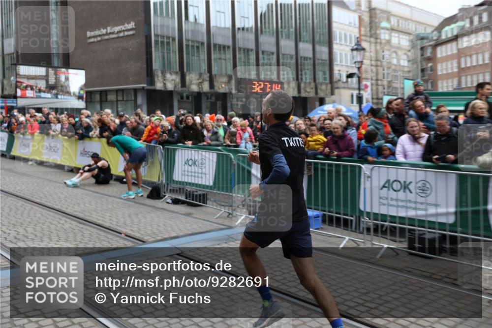 05.10.2025 - 20. swb-Marathon Bremen Yannick Fuchs http://msf.ph/oto/9282691 05.10.2025 12:58:04 Ziel 9, 6903 meine-sportfotos.de