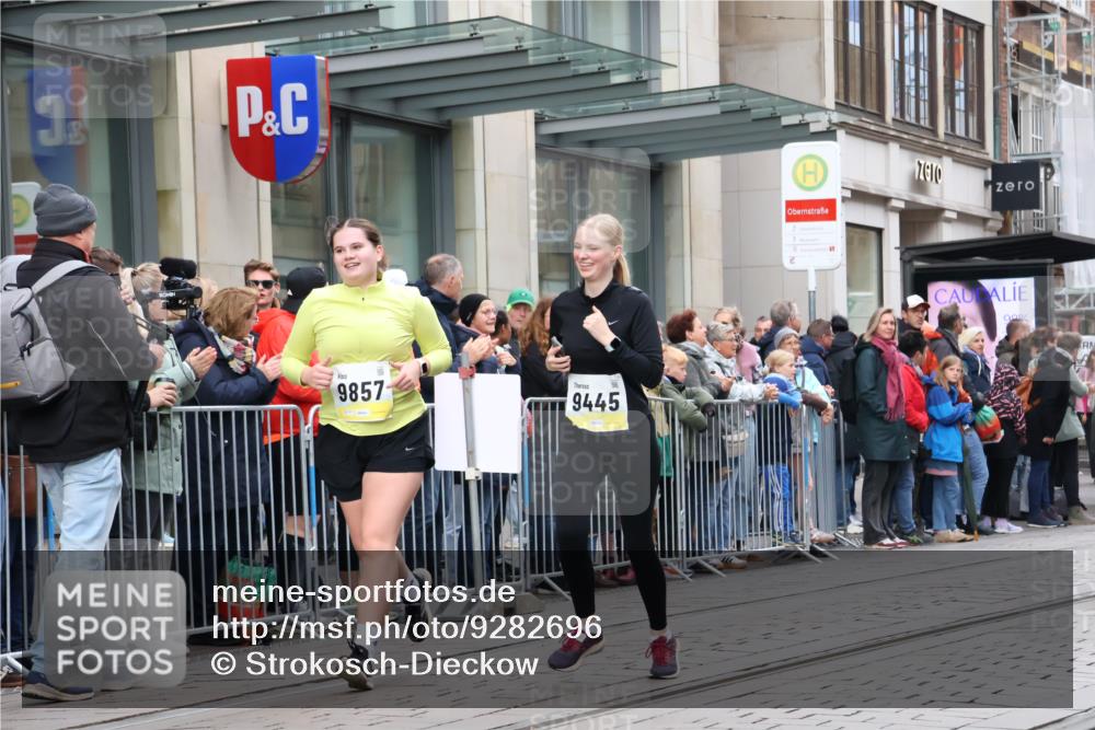 05.10.2025 - 20. swb-Marathon Bremen Strokosch-Dieckow http://msf.ph/oto/9282696 05.10.2025 11:22:27 Ziel 9445, 9857, 10035, 9445, 9857, 10035 meine-sportfotos.de