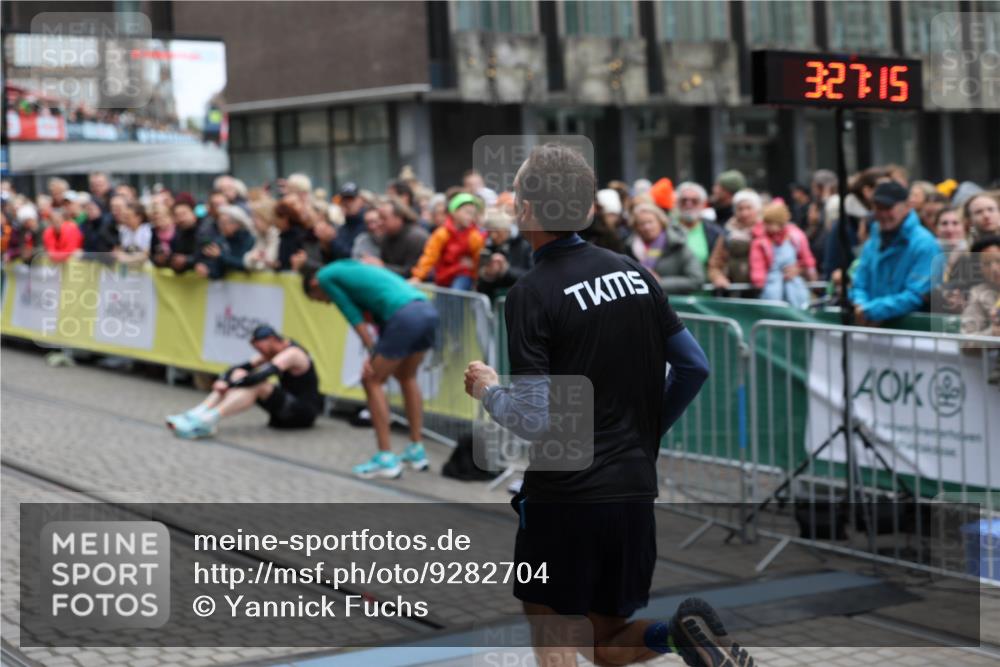 05.10.2025 - 20. swb-Marathon Bremen Yannick Fuchs http://msf.ph/oto/9282704 05.10.2025 12:58:04 Ziel 9, 6903 meine-sportfotos.de