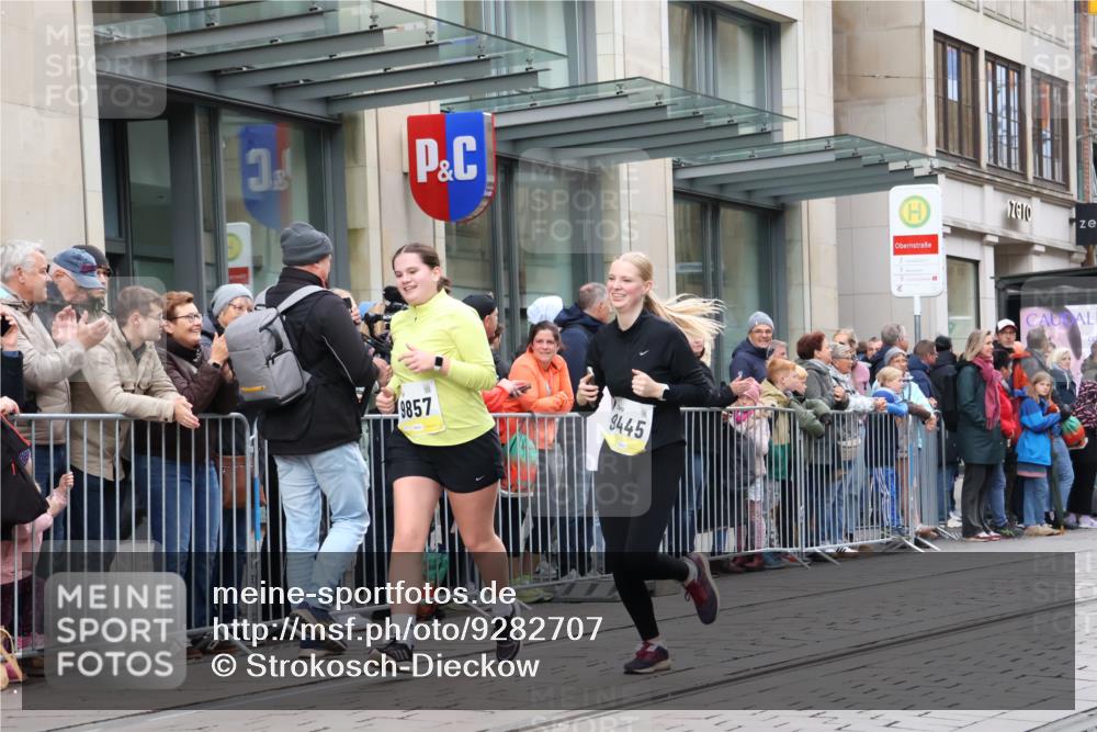 05.10.2025 - 20. swb-Marathon Bremen Strokosch-Dieckow http://msf.ph/oto/9282707 05.10.2025 11:22:27 Ziel 9445, 9857, 10035, 9445, 9857, 10035 meine-sportfotos.de