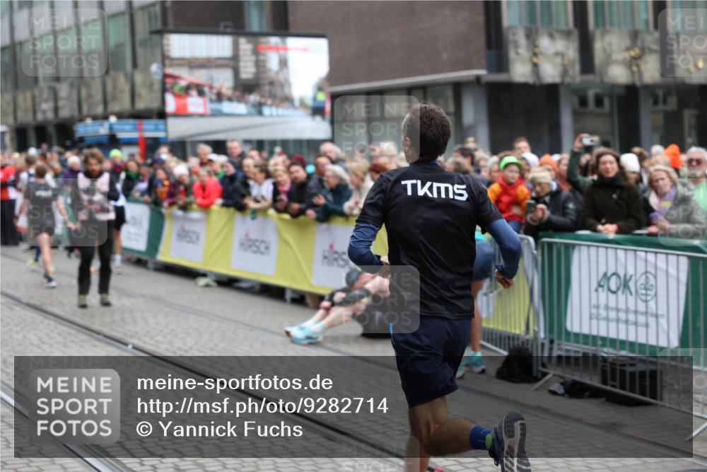 05.10.2025 - 20. swb-Marathon Bremen Yannick Fuchs http://msf.ph/oto/9282714 05.10.2025 12:58:04 Ziel 9, 6903 meine-sportfotos.de