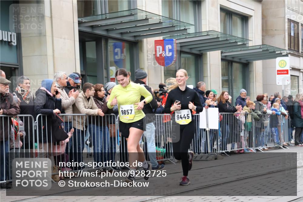 05.10.2025 - 20. swb-Marathon Bremen Strokosch-Dieckow http://msf.ph/oto/9282725 05.10.2025 11:22:28 Ziel 9445, 9857, 9445, 9857 meine-sportfotos.de