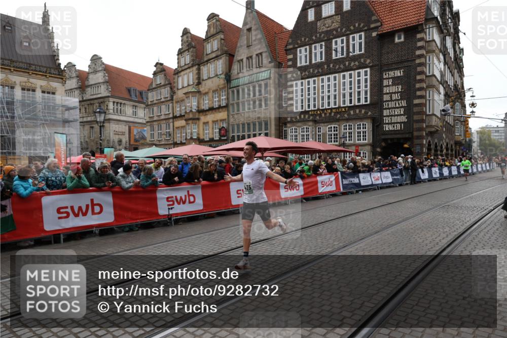 05.10.2025 - 20. swb-Marathon Bremen Yannick Fuchs http://msf.ph/oto/9282732 05.10.2025 12:59:05 Ziel 3435, 3580, 5470, 5495 meine-sportfotos.de