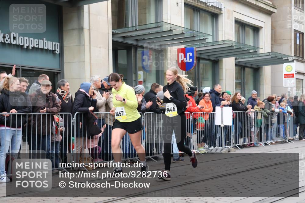05.10.2025 - 20. swb-Marathon Bremen Strokosch-Dieckow http://msf.ph/oto/9282736 05.10.2025 11:22:28 Ziel 9445, 9857, 9445, 9857 meine-sportfotos.de