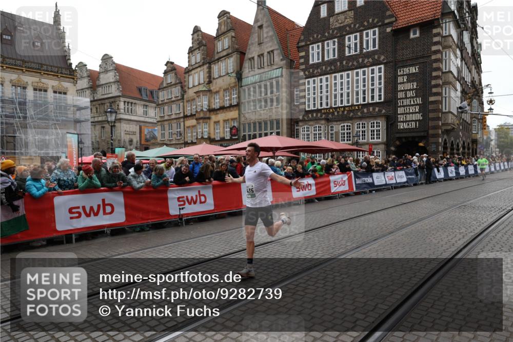 05.10.2025 - 20. swb-Marathon Bremen Yannick Fuchs http://msf.ph/oto/9282739 05.10.2025 12:59:05 Ziel 3435, 3580, 5470, 5495 meine-sportfotos.de