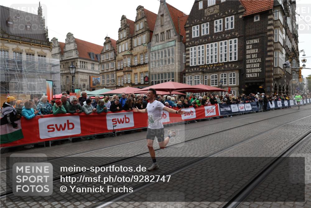05.10.2025 - 20. swb-Marathon Bremen Yannick Fuchs http://msf.ph/oto/9282747 05.10.2025 12:59:05 Ziel 3435, 3580, 5470, 5495 meine-sportfotos.de