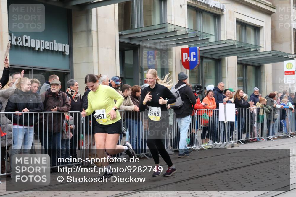 05.10.2025 - 20. swb-Marathon Bremen Strokosch-Dieckow http://msf.ph/oto/9282749 05.10.2025 11:22:28 Ziel 9445, 9857, 9445, 9857 meine-sportfotos.de