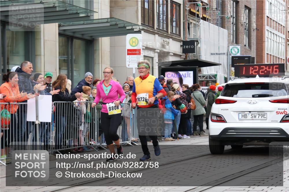 05.10.2025 - 20. swb-Marathon Bremen Strokosch-Dieckow http://msf.ph/oto/9282758 05.10.2025 11:22:46 Ziel 9808, 9808 meine-sportfotos.de
