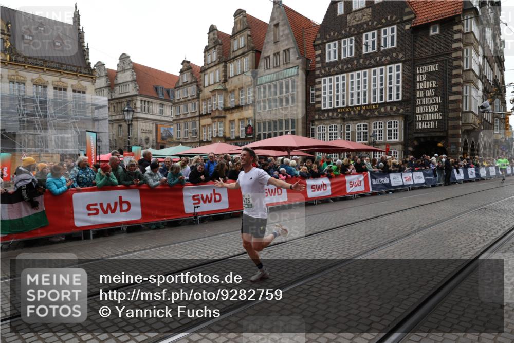 05.10.2025 - 20. swb-Marathon Bremen Yannick Fuchs http://msf.ph/oto/9282759 05.10.2025 12:59:05 Ziel 3435, 3580, 5470, 5495 meine-sportfotos.de