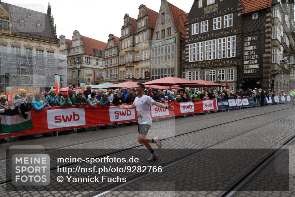 05.10.2025 - 20. swb-Marathon Bremen Yannick Fuchs http://msf.ph/oto/9282766 05.10.2025 12:59:05 Ziel 3435, 3580, 5470, 5495 meine-sportfotos.de