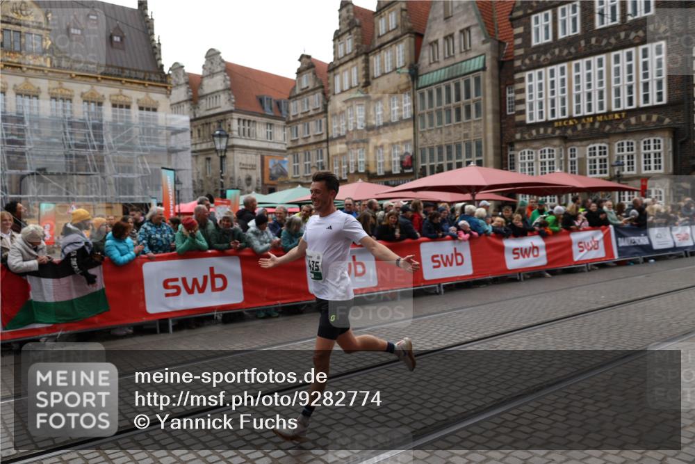 05.10.2025 - 20. swb-Marathon Bremen Yannick Fuchs http://msf.ph/oto/9282774 05.10.2025 12:59:05 Ziel 3435, 3580, 5470, 5495 meine-sportfotos.de