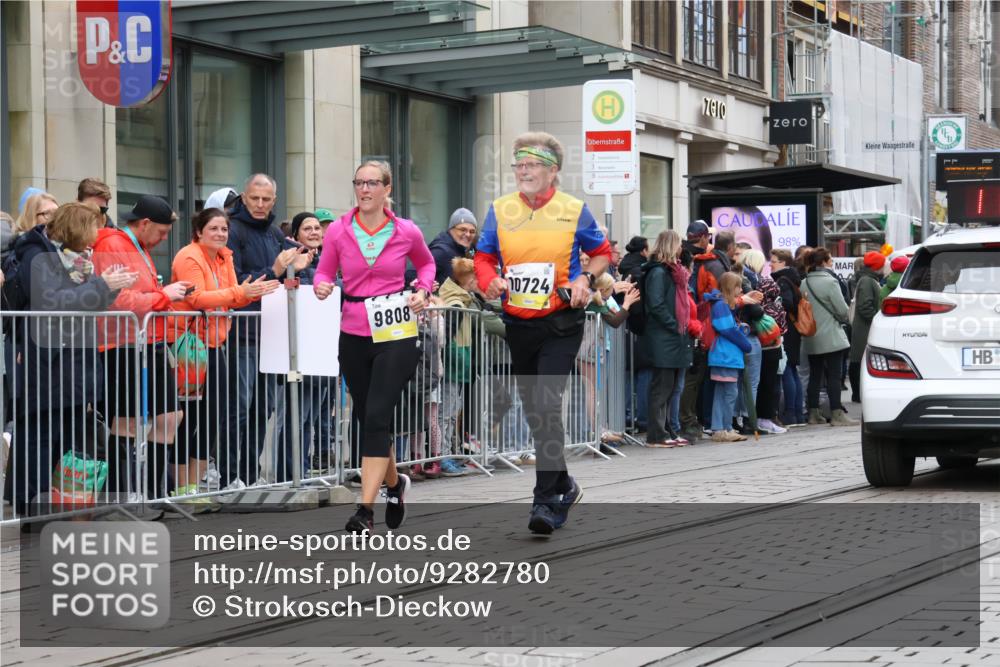 05.10.2025 - 20. swb-Marathon Bremen Strokosch-Dieckow http://msf.ph/oto/9282780 05.10.2025 11:22:47 Ziel 9808, 9808 meine-sportfotos.de