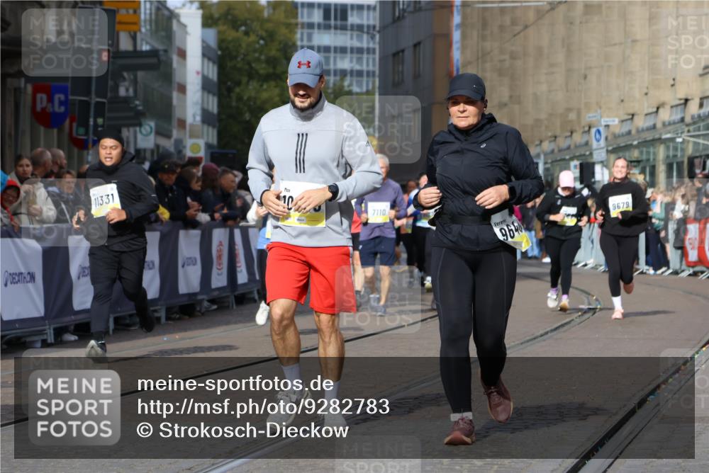 05.10.2025 - 20. swb-Marathon Bremen Strokosch-Dieckow http://msf.ph/oto/9282783 05.10.2025 11:16:05 Ziel 7109, 9640, 9679, 10220, 10564, 10635, 10831, 10846, 11331 meine-sportfotos.de