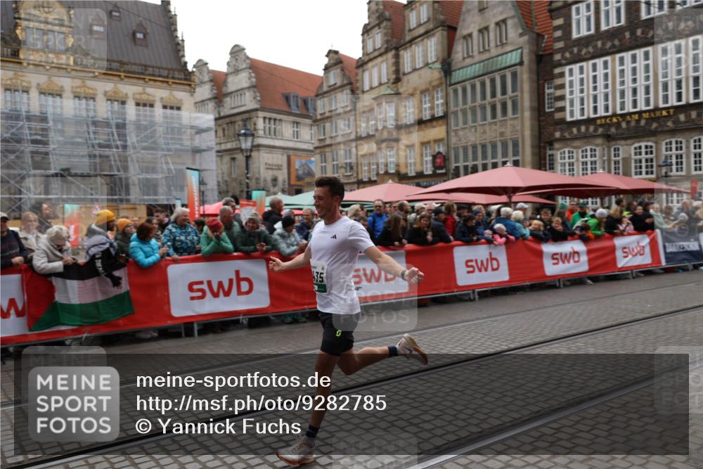 05.10.2025 - 20. swb-Marathon Bremen Yannick Fuchs http://msf.ph/oto/9282785 05.10.2025 12:59:05 Ziel 3435, 3580, 5470, 5495 meine-sportfotos.de