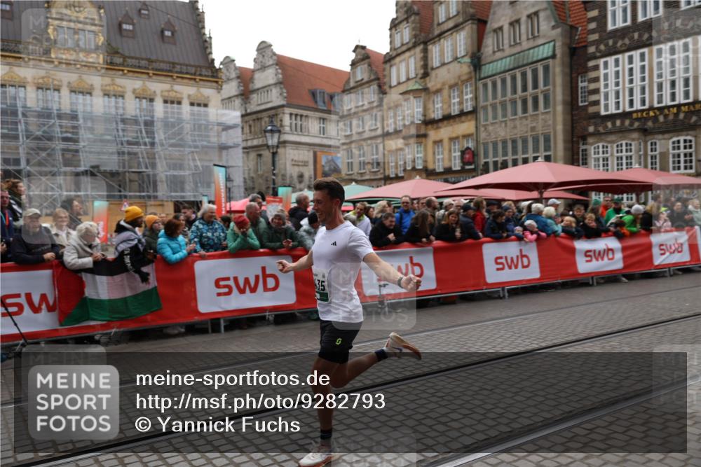 05.10.2025 - 20. swb-Marathon Bremen Yannick Fuchs http://msf.ph/oto/9282793 05.10.2025 12:59:05 Ziel 3435, 3580, 5470, 5495 meine-sportfotos.de