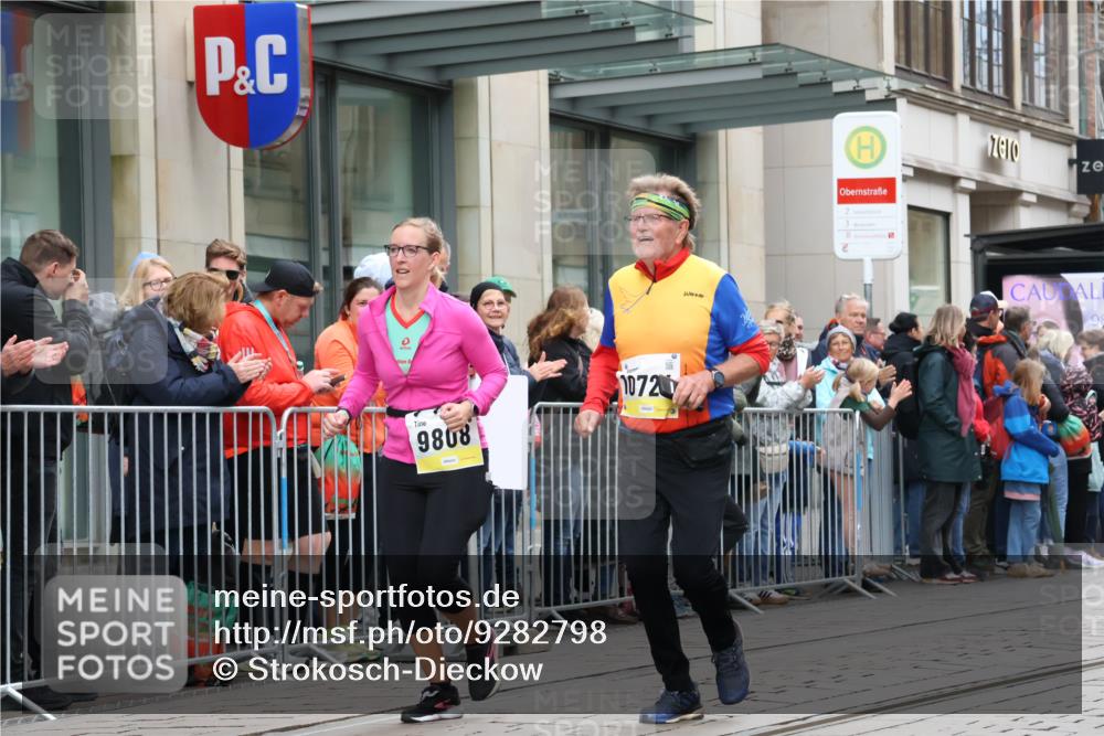 05.10.2025 - 20. swb-Marathon Bremen Strokosch-Dieckow http://msf.ph/oto/9282798 05.10.2025 11:22:47 Ziel 9808, 9808 meine-sportfotos.de