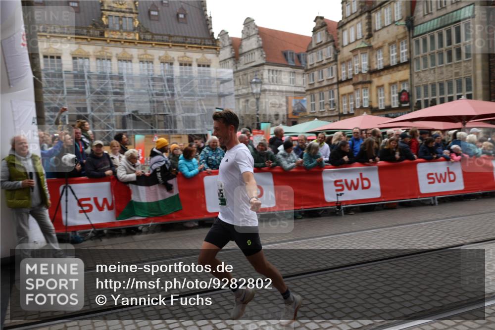 05.10.2025 - 20. swb-Marathon Bremen Yannick Fuchs http://msf.ph/oto/9282802 05.10.2025 12:59:06 Ziel 3435, 3580, 5470, 5495 meine-sportfotos.de