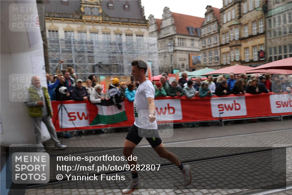 05.10.2025 - 20. swb-Marathon Bremen Yannick Fuchs http://msf.ph/oto/9282807 05.10.2025 12:59:06 Ziel 3435, 3580, 5470, 5495 meine-sportfotos.de