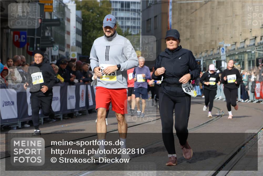 05.10.2025 - 20. swb-Marathon Bremen Strokosch-Dieckow http://msf.ph/oto/9282810 05.10.2025 11:16:05 Ziel 7109, 9640, 9679, 10220, 10564, 10635, 10831, 10846, 11331 meine-sportfotos.de