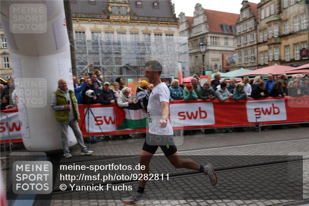 05.10.2025 - 20. swb-Marathon Bremen Yannick Fuchs http://msf.ph/oto/9282811 05.10.2025 12:59:06 Ziel 3435, 3580, 5470, 5495 meine-sportfotos.de