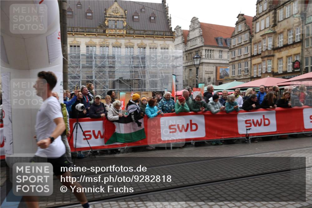 05.10.2025 - 20. swb-Marathon Bremen Yannick Fuchs http://msf.ph/oto/9282818 05.10.2025 12:59:06 Ziel 3435, 3580, 5470, 5495 meine-sportfotos.de