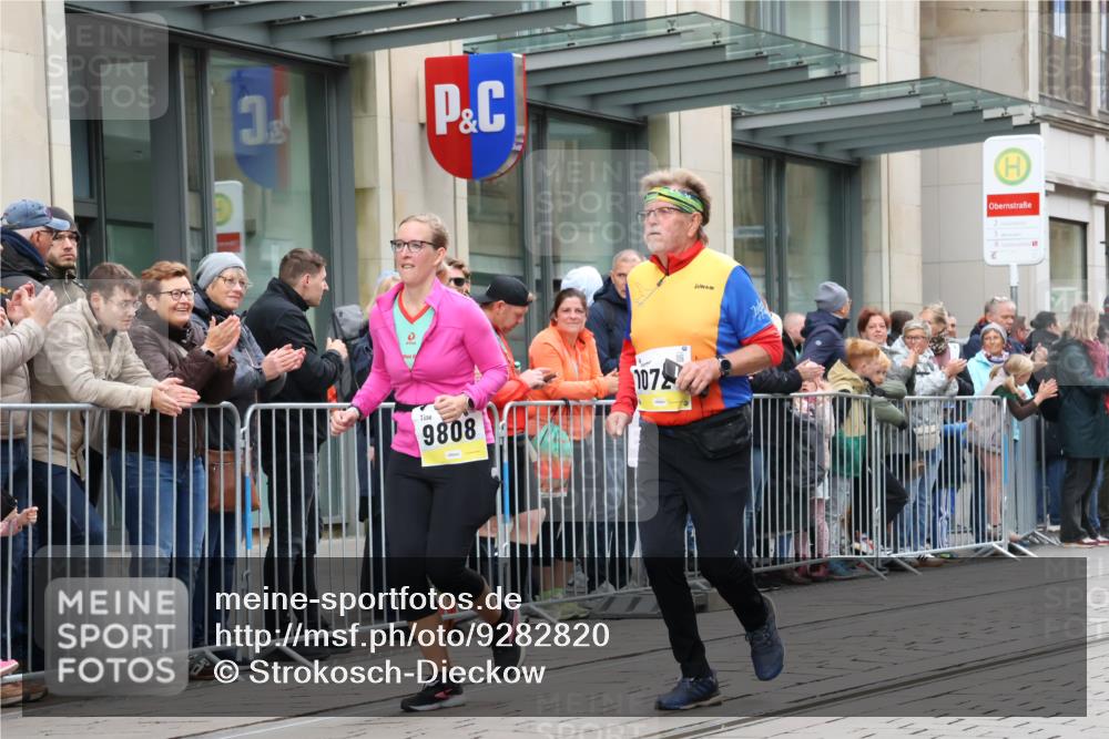 05.10.2025 - 20. swb-Marathon Bremen Strokosch-Dieckow http://msf.ph/oto/9282820 05.10.2025 11:22:48 Ziel 9808, 10724, 9808, 10724 meine-sportfotos.de