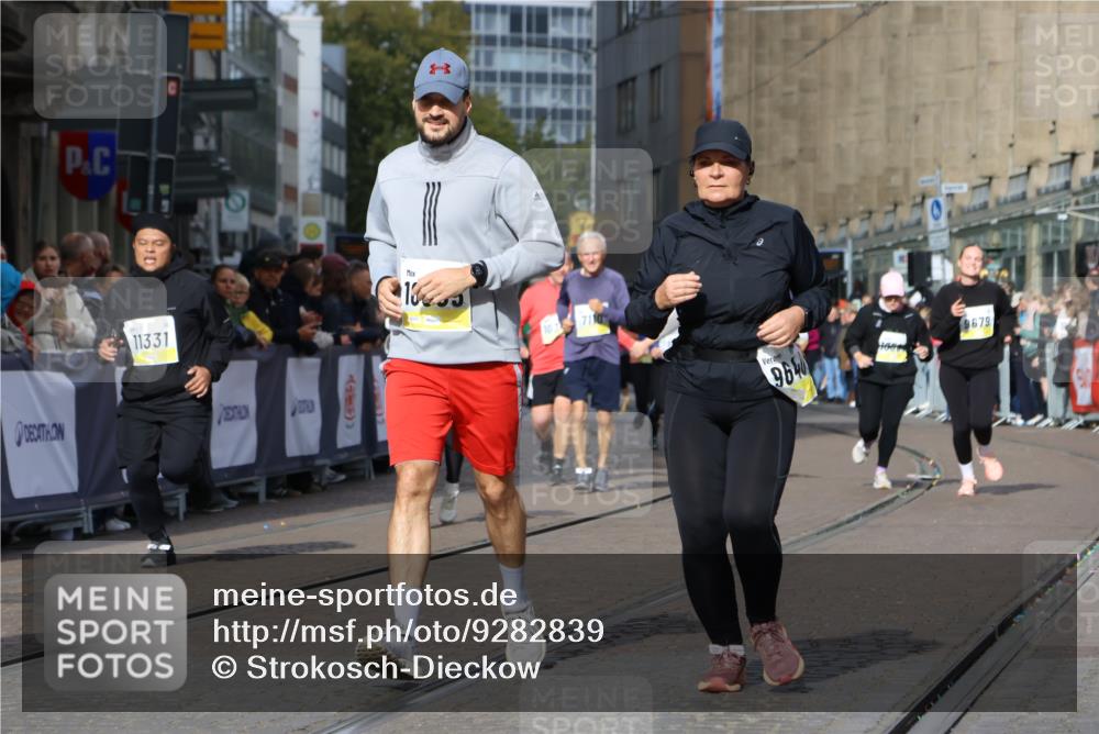 05.10.2025 - 20. swb-Marathon Bremen Strokosch-Dieckow http://msf.ph/oto/9282839 05.10.2025 11:16:05 Ziel 7109, 9640, 9679, 10220, 10564, 10635, 10831, 10846, 11331 meine-sportfotos.de