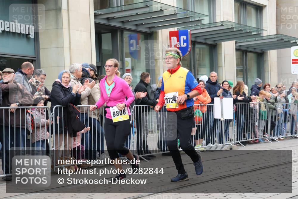 05.10.2025 - 20. swb-Marathon Bremen Strokosch-Dieckow http://msf.ph/oto/9282844 05.10.2025 11:22:48 Ziel 9808, 10724, 9808, 10724 meine-sportfotos.de