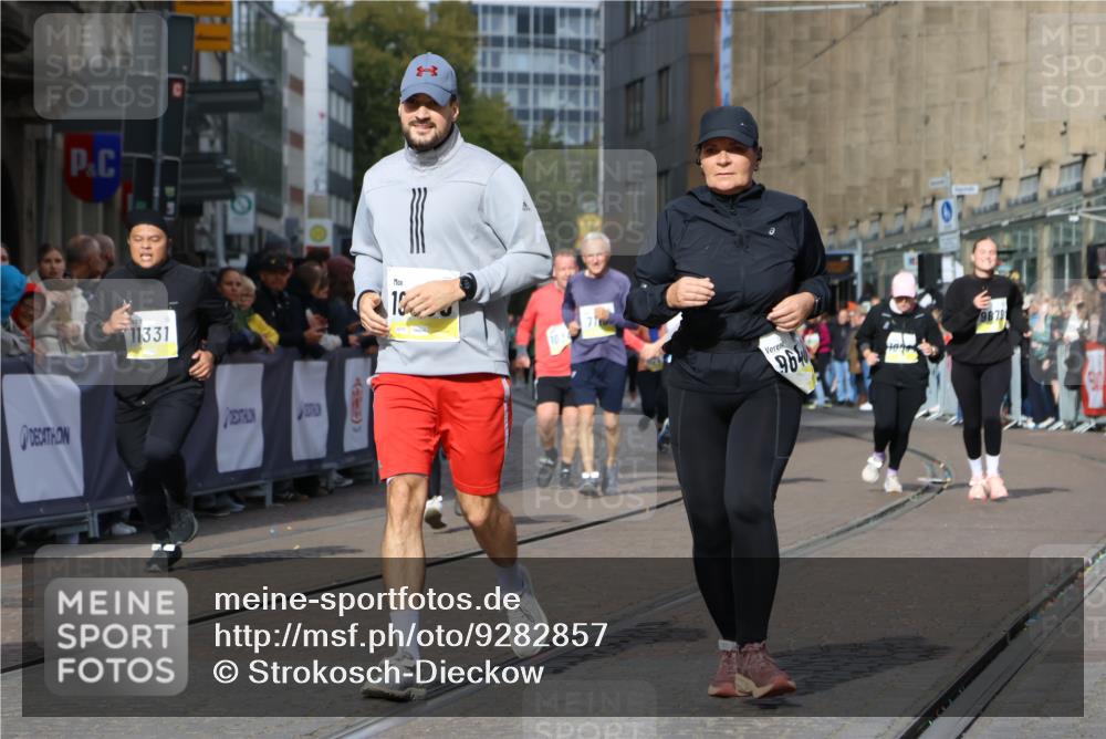 05.10.2025 - 20. swb-Marathon Bremen Strokosch-Dieckow http://msf.ph/oto/9282857 05.10.2025 11:16:05 Ziel 7109, 9640, 9679, 10220, 10564, 10635, 10831, 10846, 11331 meine-sportfotos.de