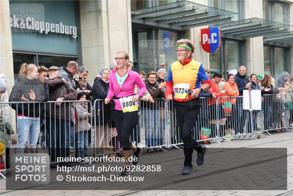 05.10.2025 - 20. swb-Marathon Bremen Strokosch-Dieckow http://msf.ph/oto/9282858 05.10.2025 11:22:49 Ziel 9808, 10724, 9808, 10724 meine-sportfotos.de