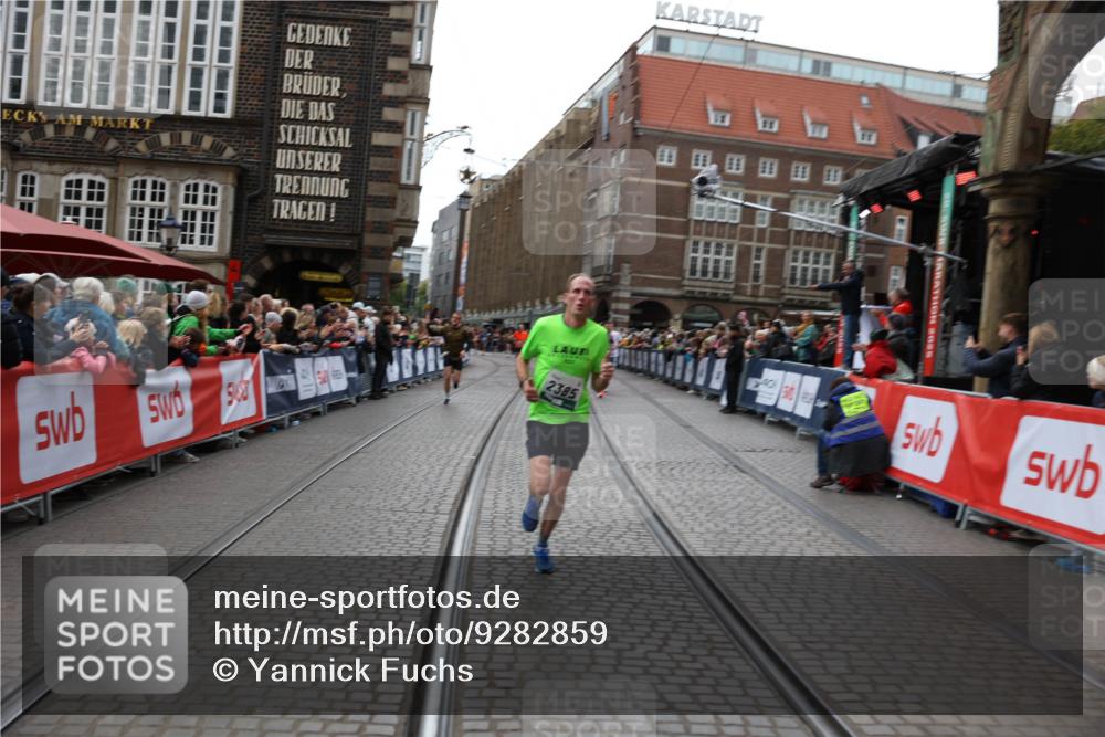 05.10.2025 - 20. swb-Marathon Bremen Yannick Fuchs http://msf.ph/oto/9282859 05.10.2025 12:59:16 Ziel 2385, 4664, 8053 meine-sportfotos.de
