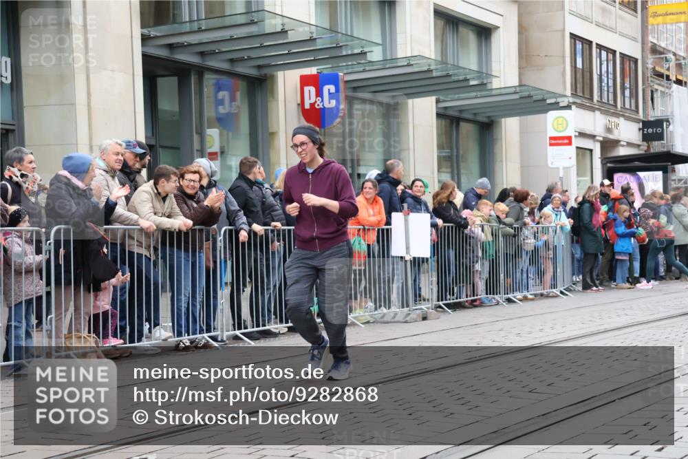 05.10.2025 - 20. swb-Marathon Bremen Strokosch-Dieckow http://msf.ph/oto/9282868 05.10.2025 11:22:55 Ziel 9808, 9840, 10724, 10731, 9808, 9840, 10724, 10731 meine-sportfotos.de
