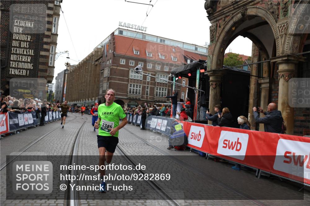 05.10.2025 - 20. swb-Marathon Bremen Yannick Fuchs http://msf.ph/oto/9282869 05.10.2025 12:59:16 Ziel 2385, 4664, 8053 meine-sportfotos.de