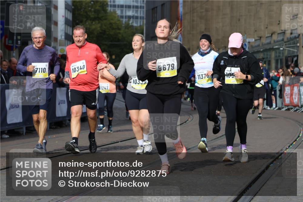 05.10.2025 - 20. swb-Marathon Bremen Strokosch-Dieckow http://msf.ph/oto/9282875 05.10.2025 11:16:10 Ziel 7109, 7110, 9640, 9679, 10220, 10339, 10340, 10564, 10635, 11247, 11331, 11378 meine-sportfotos.de