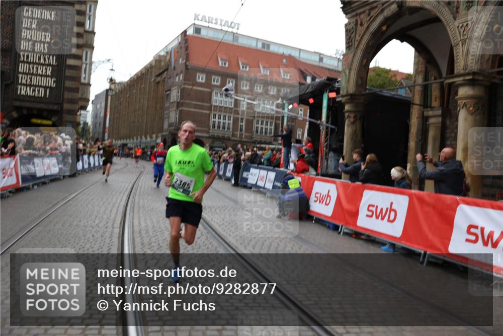 05.10.2025 - 20. swb-Marathon Bremen Yannick Fuchs http://msf.ph/oto/9282877 05.10.2025 12:59:16 Ziel 2385, 4664, 8053 meine-sportfotos.de