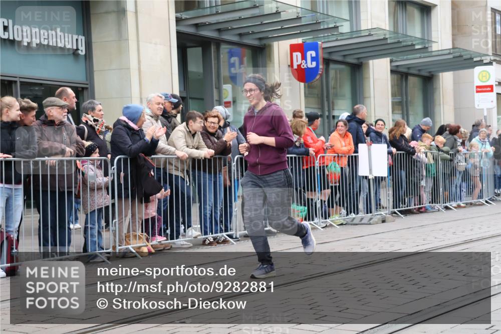 05.10.2025 - 20. swb-Marathon Bremen Strokosch-Dieckow http://msf.ph/oto/9282881 05.10.2025 11:22:55 Ziel 9808, 9840, 10724, 10731, 9808, 9840, 10724, 10731 meine-sportfotos.de